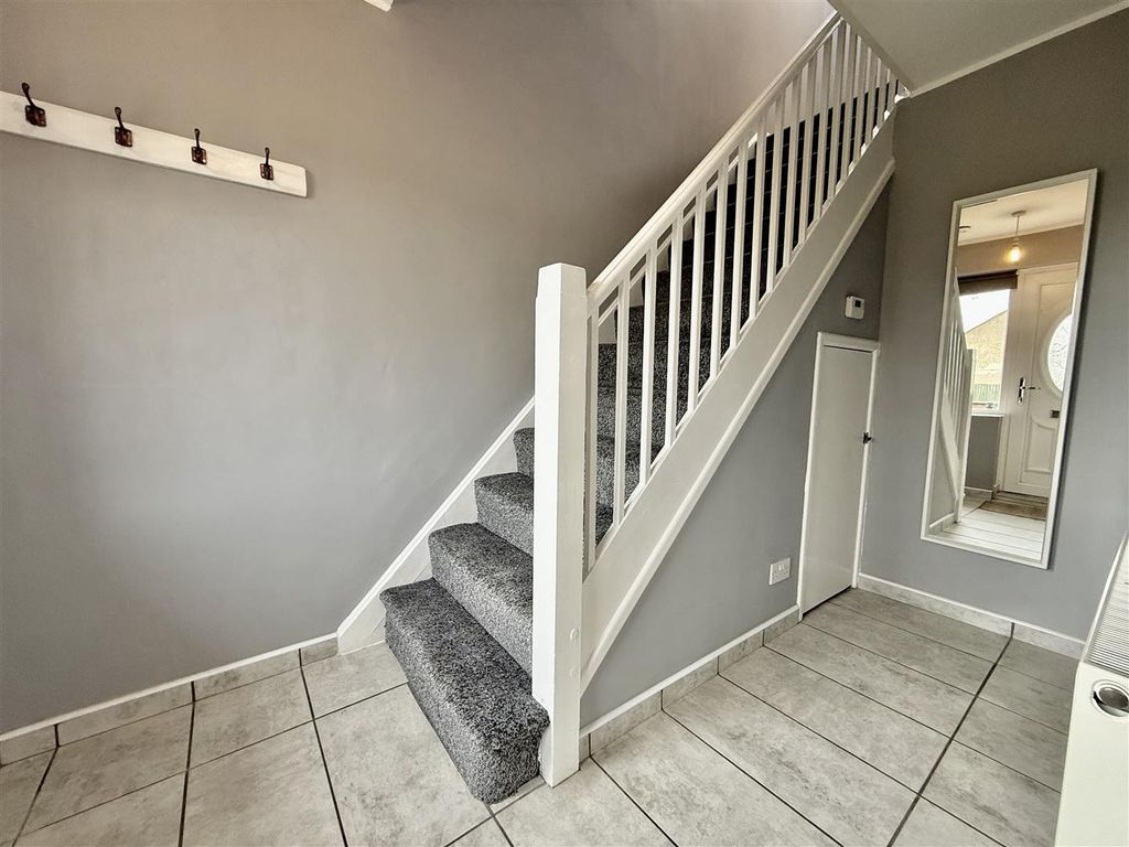 Property photo 3 of 11 Entrance Hall