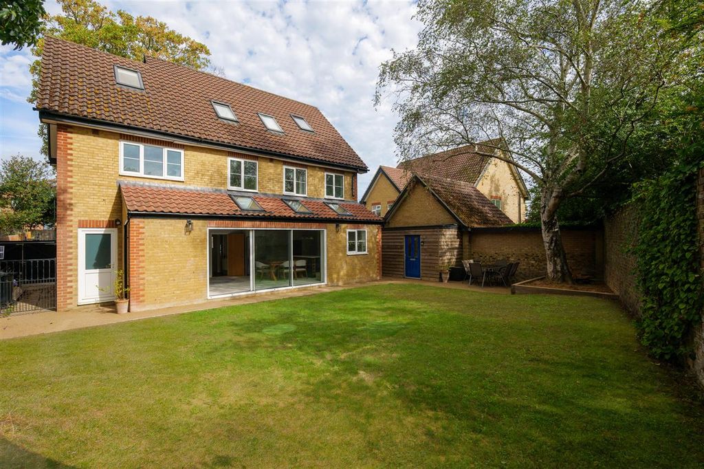 Property photo 2 of 32