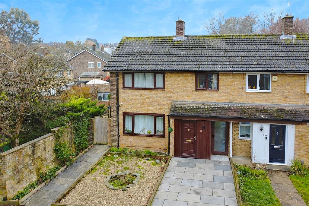 Property photo 1 of 17 Semi-Detached Houses In A Suburban Setting.Png