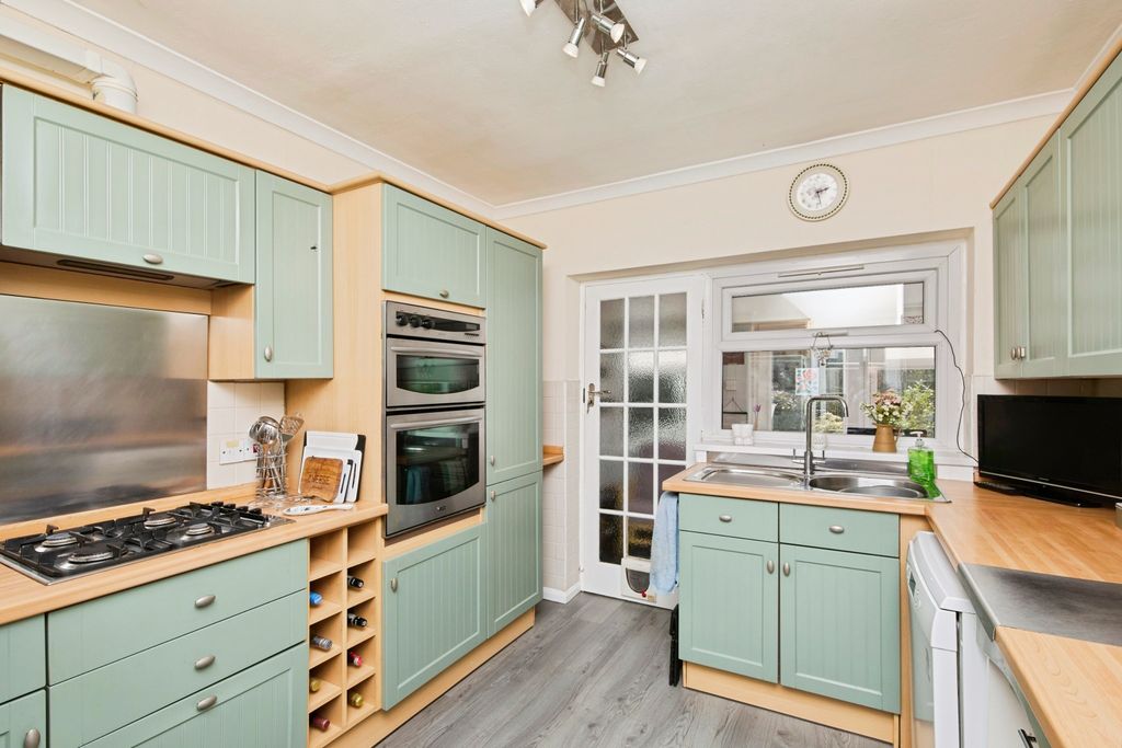 Property photo 3 of 20 Kitchen