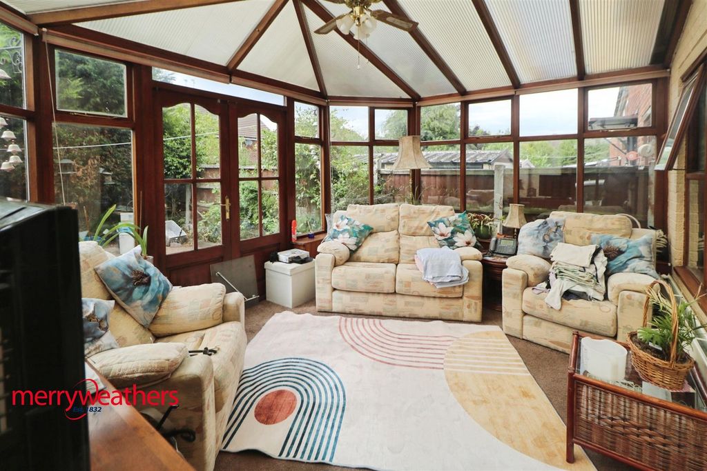 Property photo 2 of 11 Conservatory