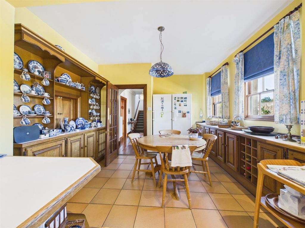 Property photo 3 of 25 Kitchen / Breakfast Room