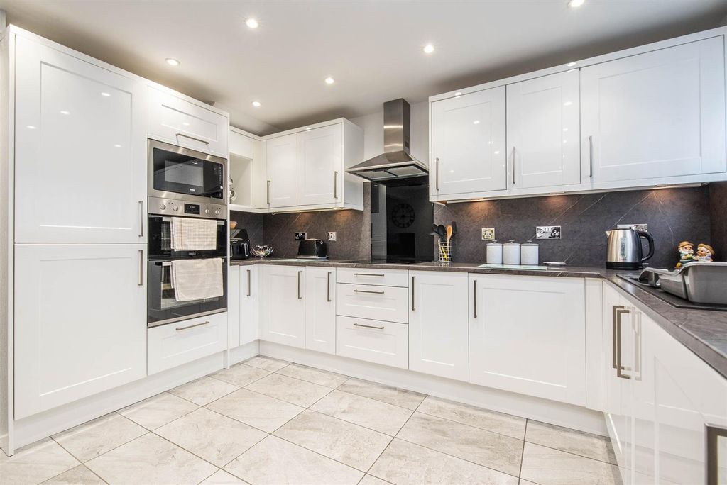 Property photo 3 of 19 Kitchen