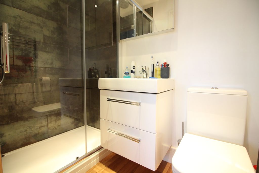 Property photo 3 of 8 2 Highfield Court (3