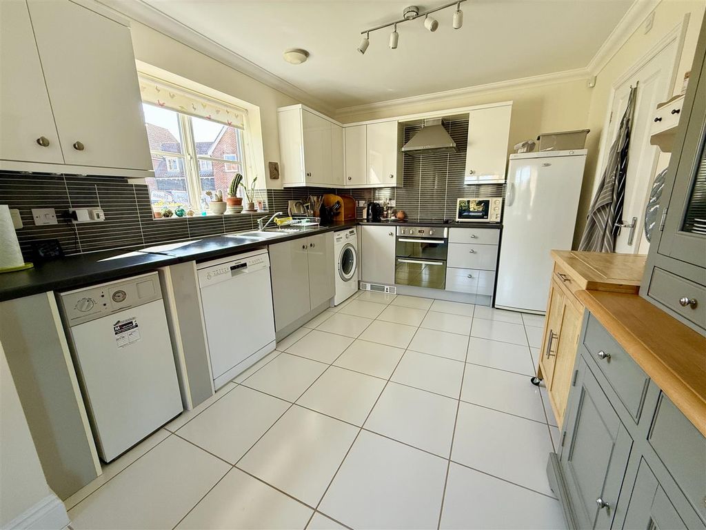 Property photo 3 of 24 Kitchen