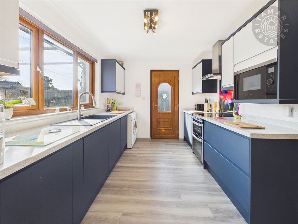 Property photo 3 of 21 Kitchen