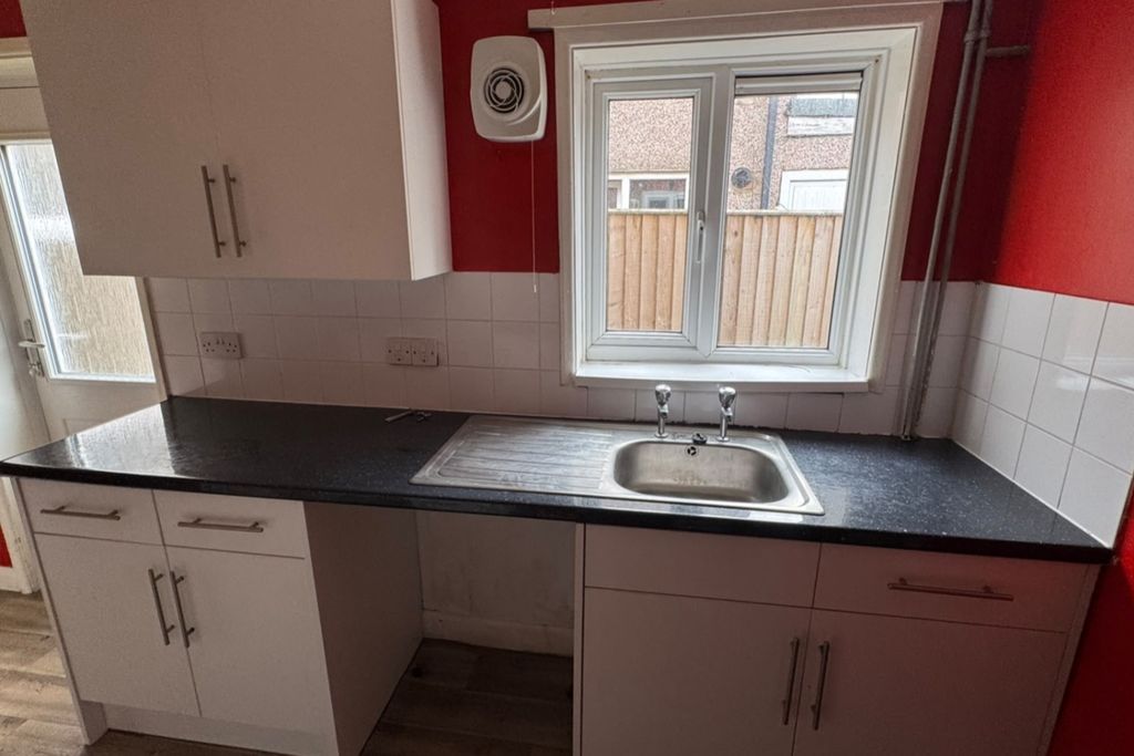 Property photo 3 of 10 Kitchen 2