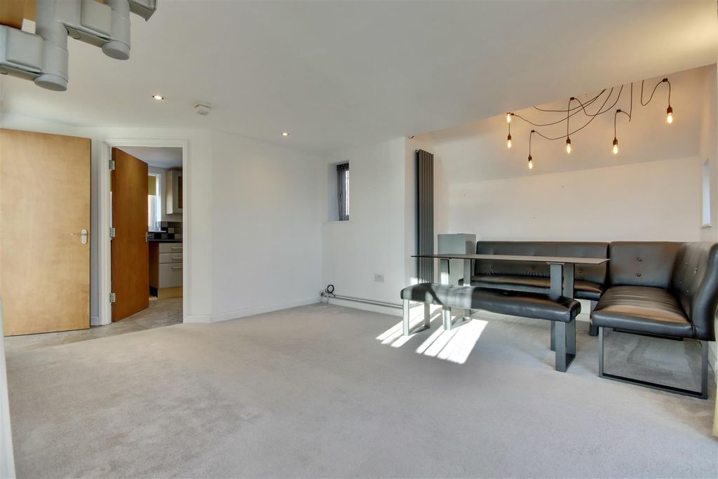 Property photo 2 of 17 Lounge