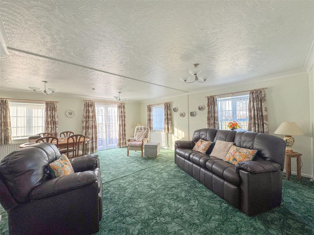 Property photo 2 of 14 L-Shaped Lounge / Diner