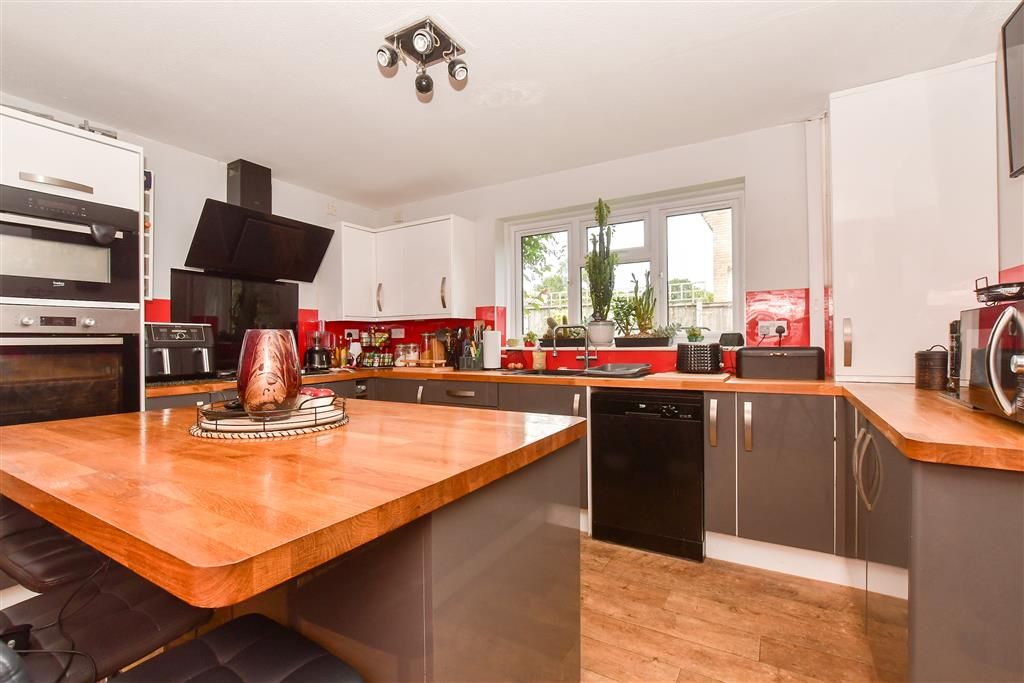 Property photo 3 of 10 Kitchen