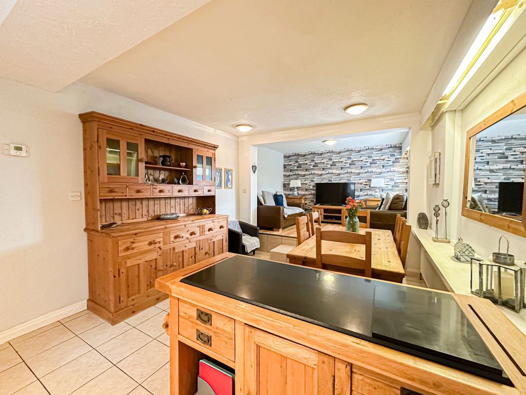 Property photo 2 of 33