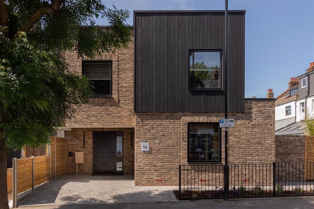 Property photo 1 of 20 Fulready Road, E10