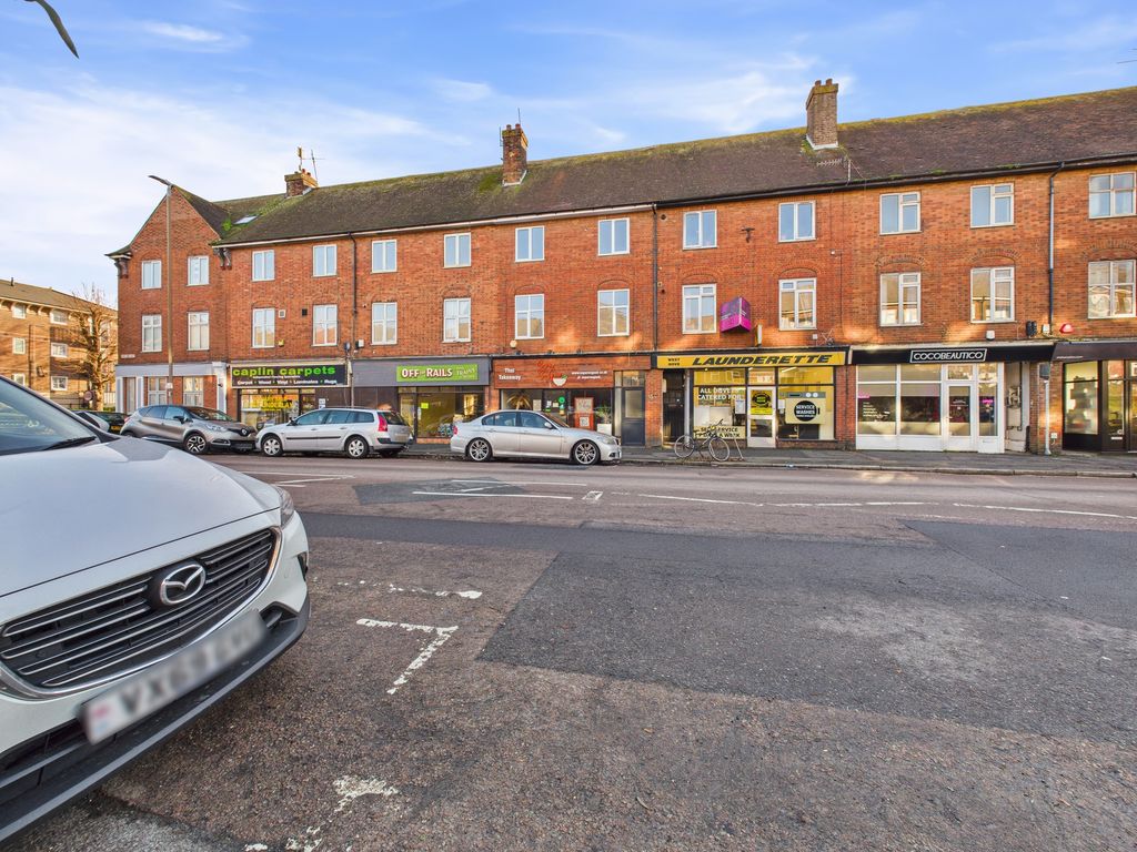 Property photo 1 of 18 Cam03519G0-Pr0437-Still035