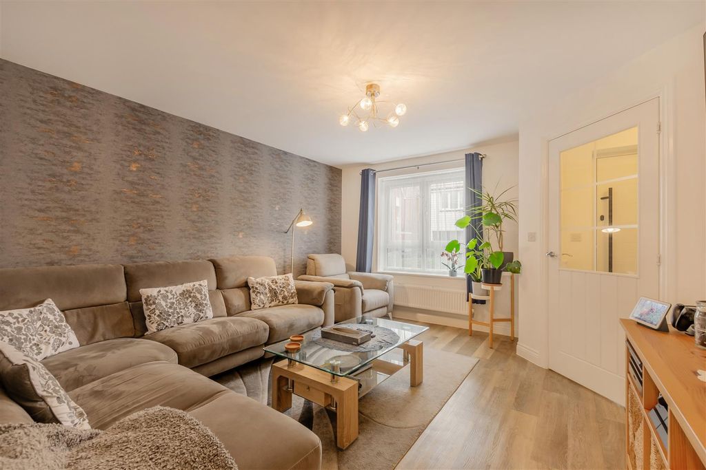 Property photo 3 of 17 Lounge