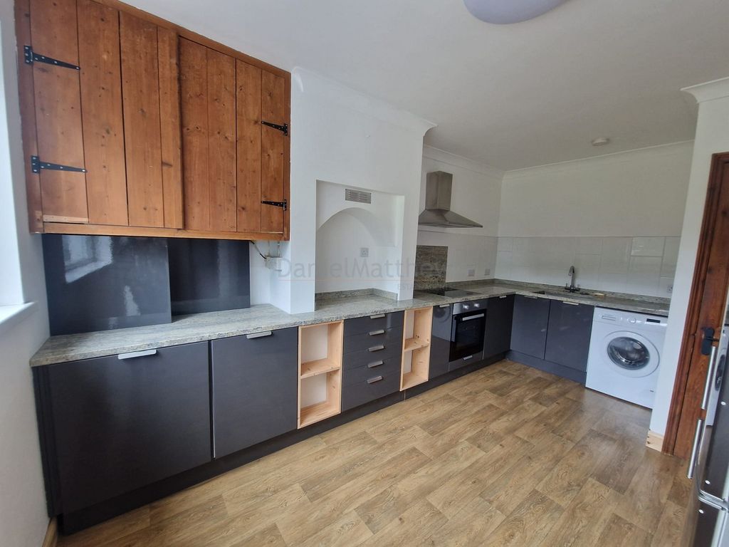 Property photo 3 of 10 Kitchen