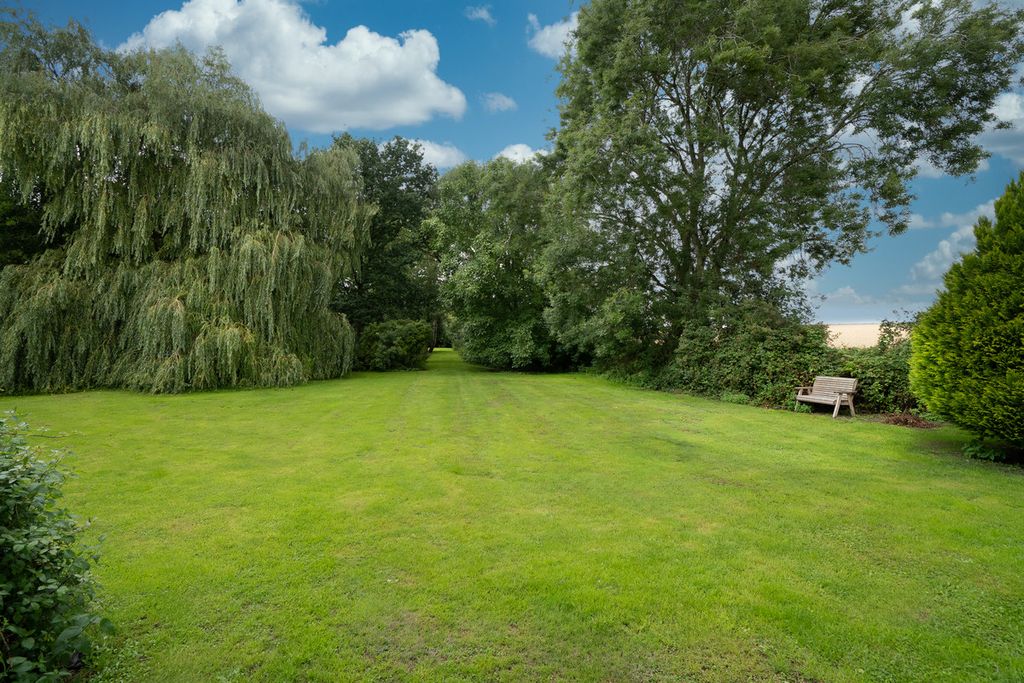 Property photo 2 of 31