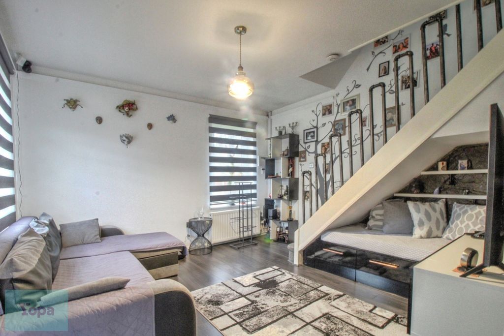 Property photo 3 of 15 53Ae5959-Lounge2