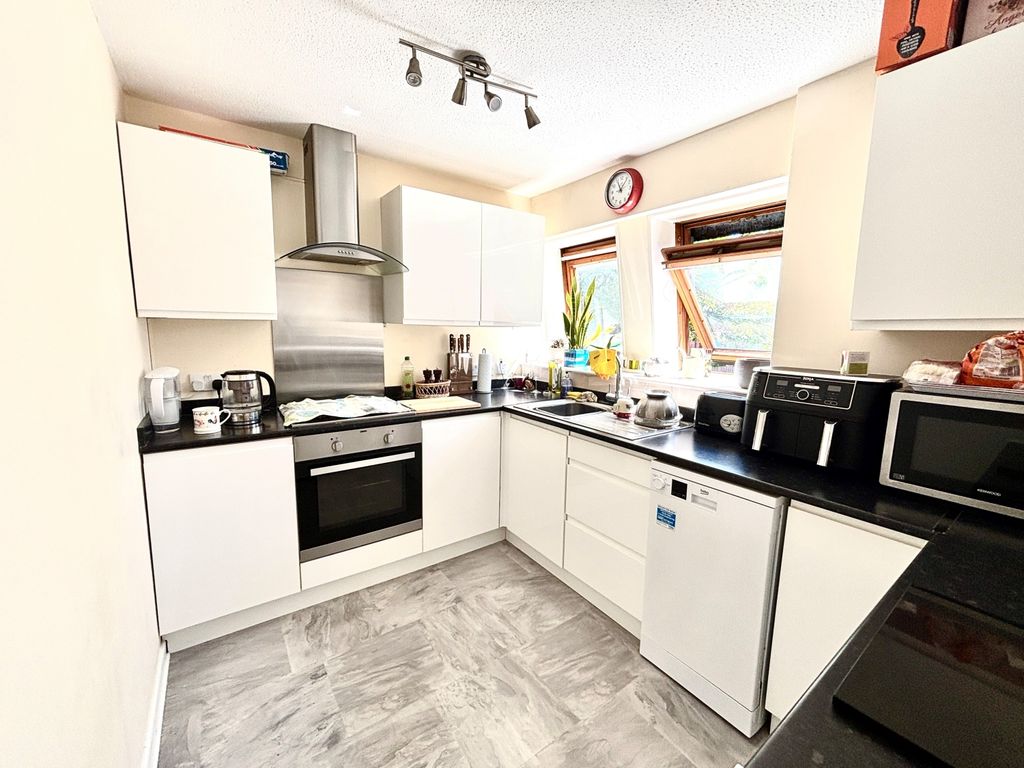 Property photo 3 of 9 Kitchen