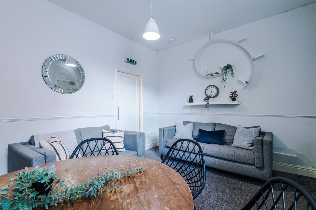 Property photo 3 of 12 Photo 2