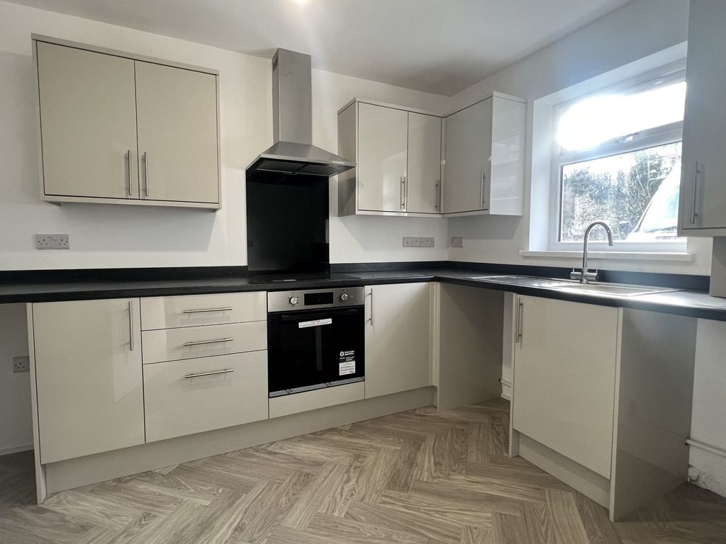 Property photo 3 of 11 Kitchen