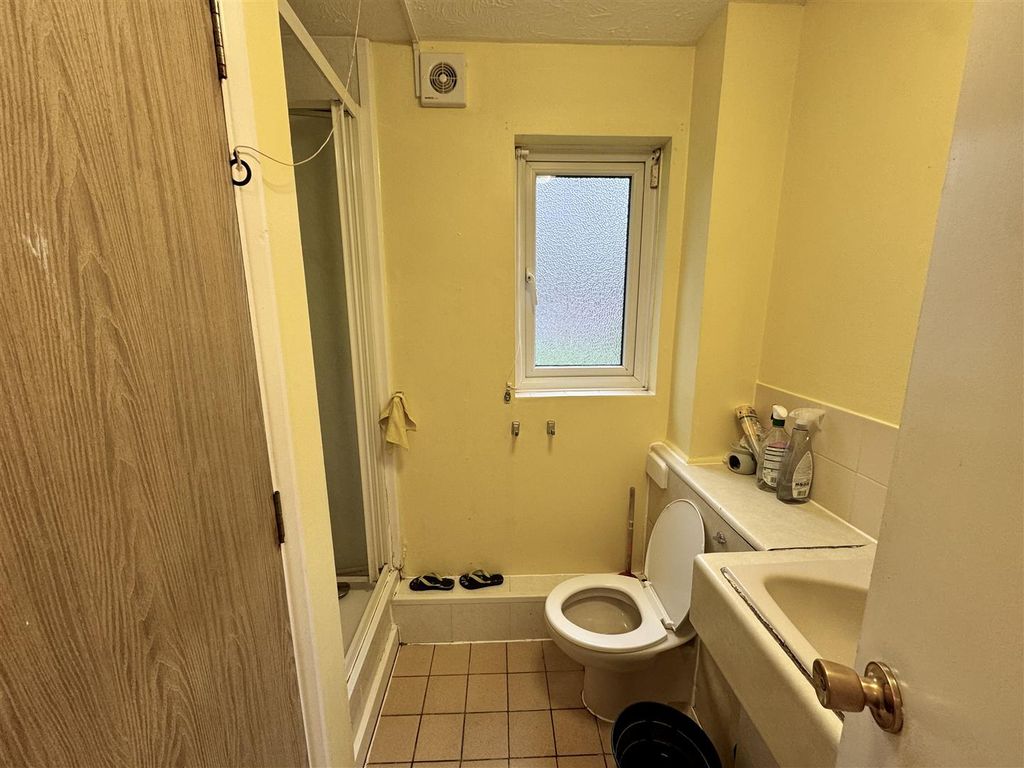 Property photo 3 of 7 Bathroom