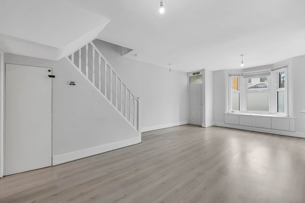 Property photo 3 of 32