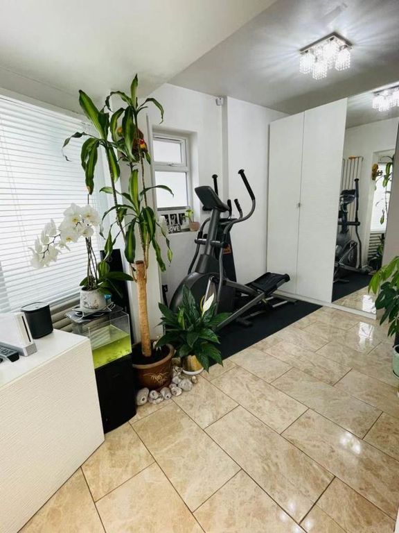 Property photo 3 of 8 Photo 4