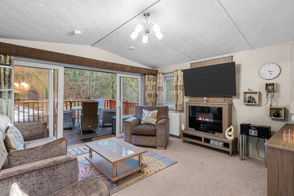 Property photo 2 of 27