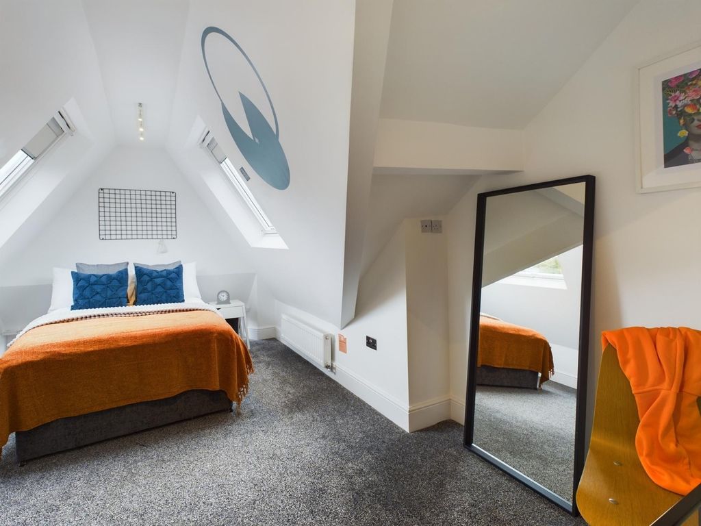 Property photo 1 of 9 A Spacious And Stylish Large Double Bedroom Featur...