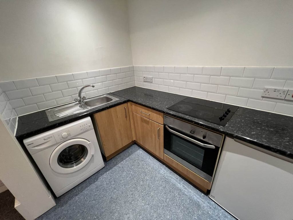 Property photo 3 of 7 75A Kitchen (1)
