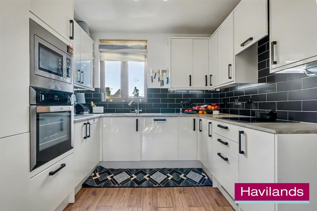 Property photo 2 of 11 Karyatis Court En1 1Fg-6.Jpg