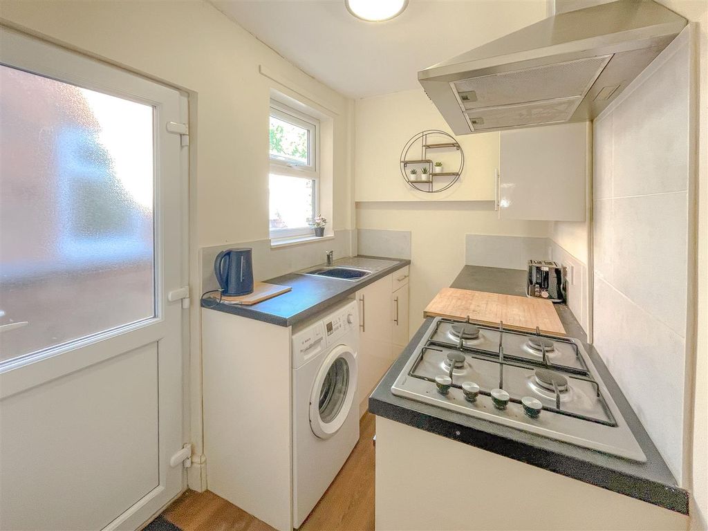 Property photo 3 of 19 Kitchen