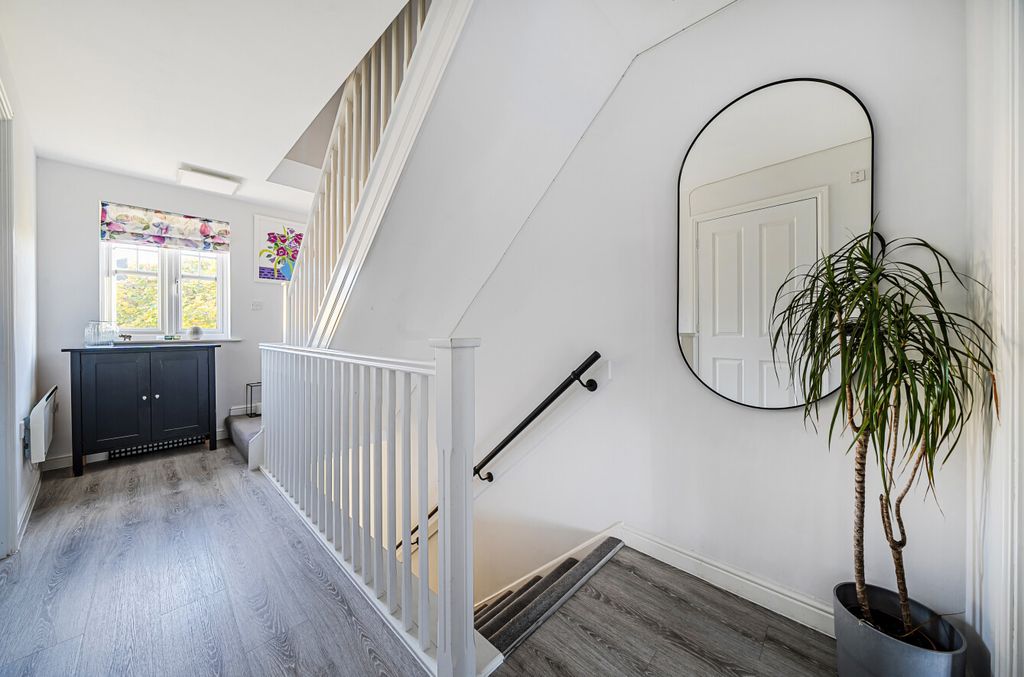 Property photo 2 of 9 1369663-21-691c8E...