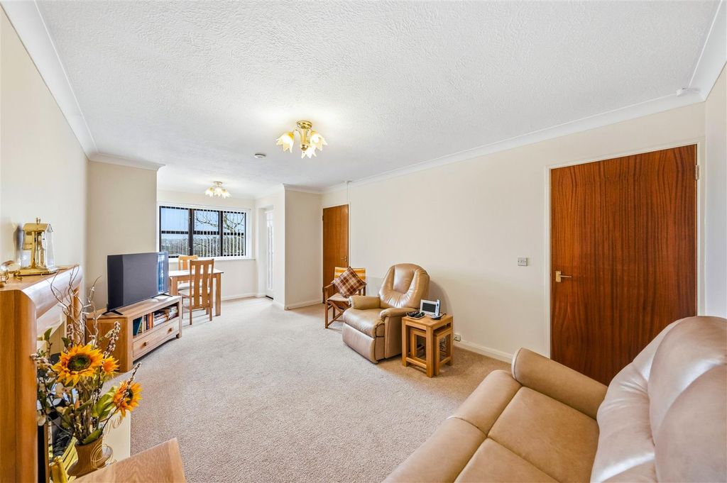 Property photo 3 of 20 Lounge