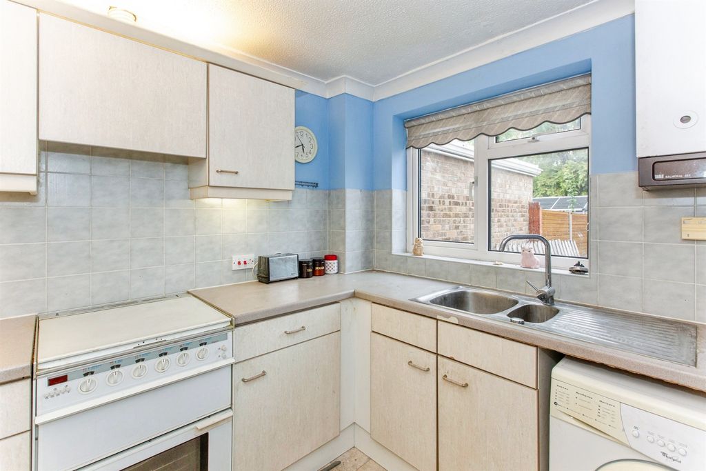 Property photo 2 of 12 Kitchen