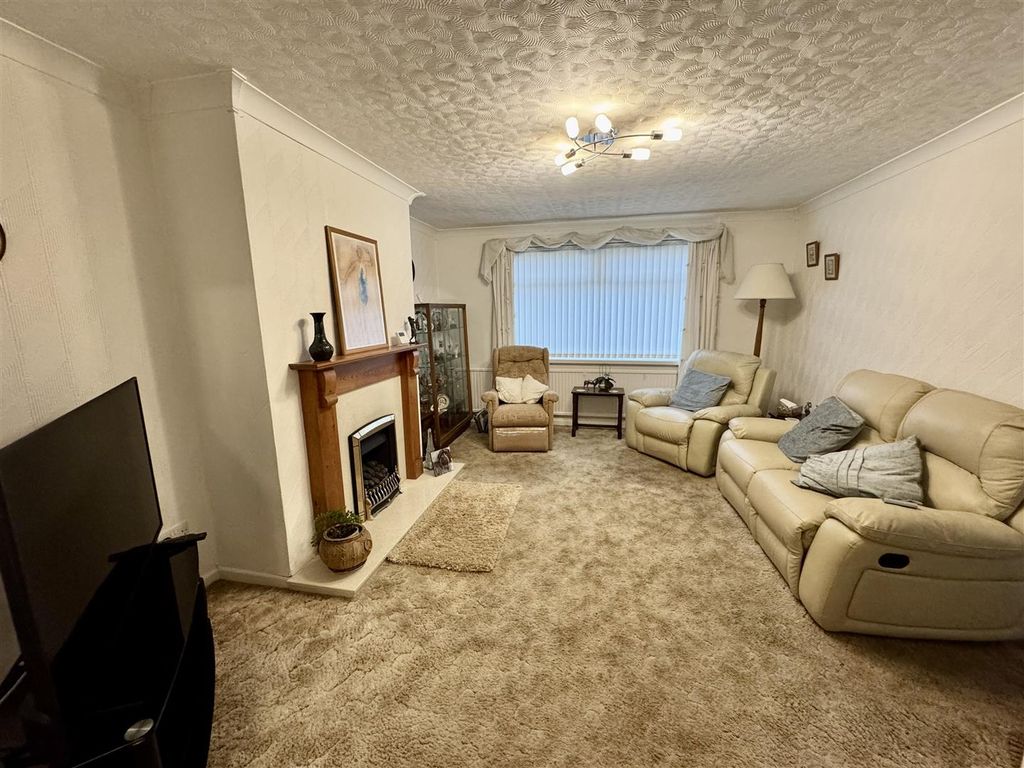 Property photo 2 of 18 Lounge