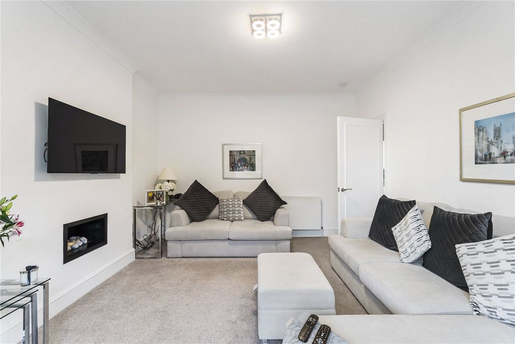 Property photo 3 of 22 Westholme Cres North