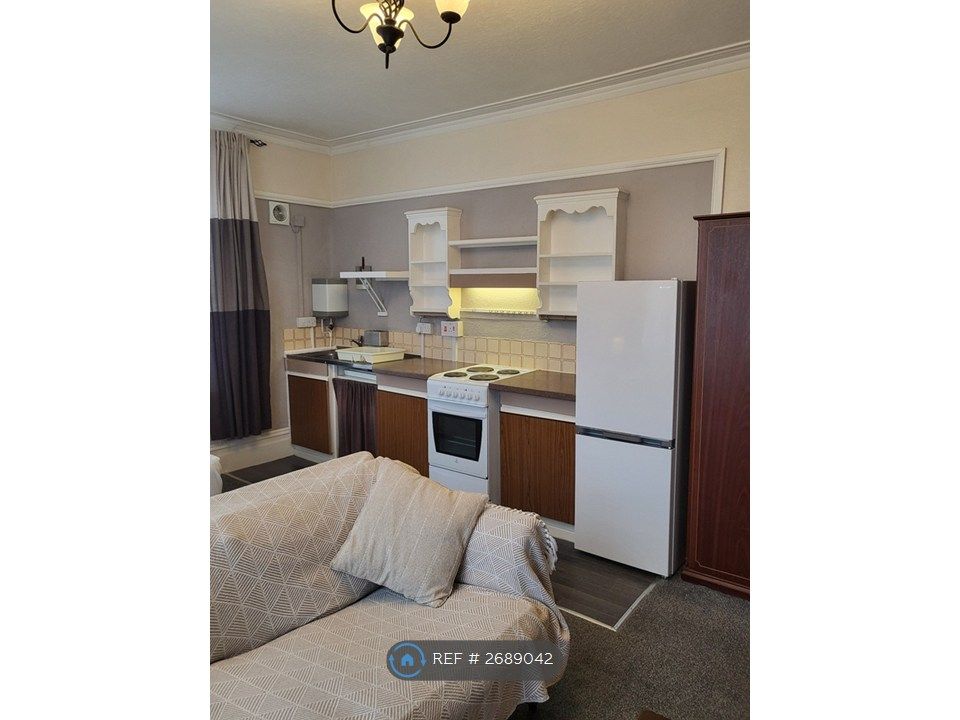 Property photo 2 of 4 Kitchenette