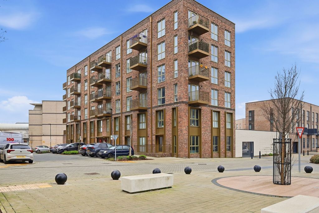 Property photo 1 of 11 Top Floor Apartment