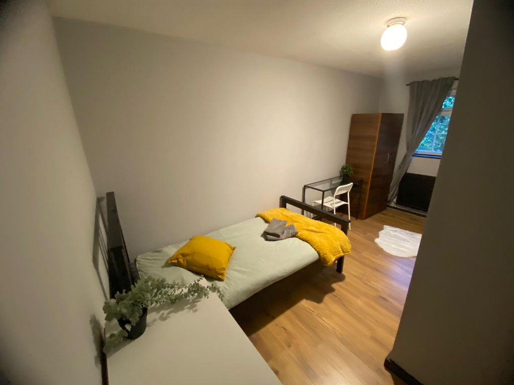 Property photo 2 of 11 Room 4- £690 Available From 14/09/2026