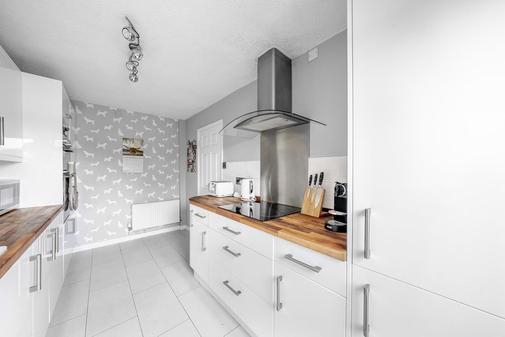 Property photo 3 of 19 Kitchen