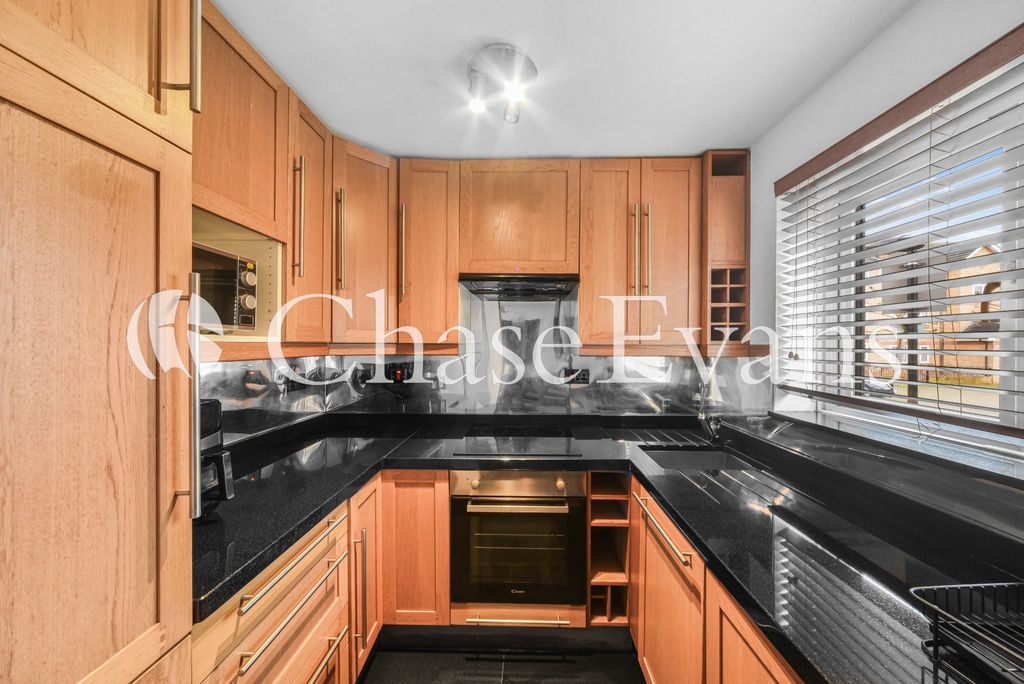 Property photo 2 of 7 Kitchen