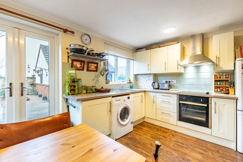 Property photo 1 of 18 Kitchen2