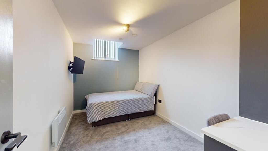 Property photo 1 of 11 A Spacious And Tidy Double Bedroom Featuring A Com...