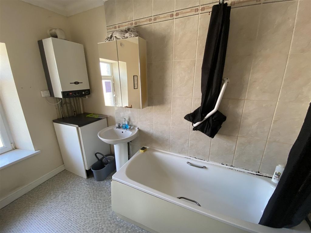 Property photo 1 of 7 Bright Bathroom Suite With A Full-Sized Bathtub...