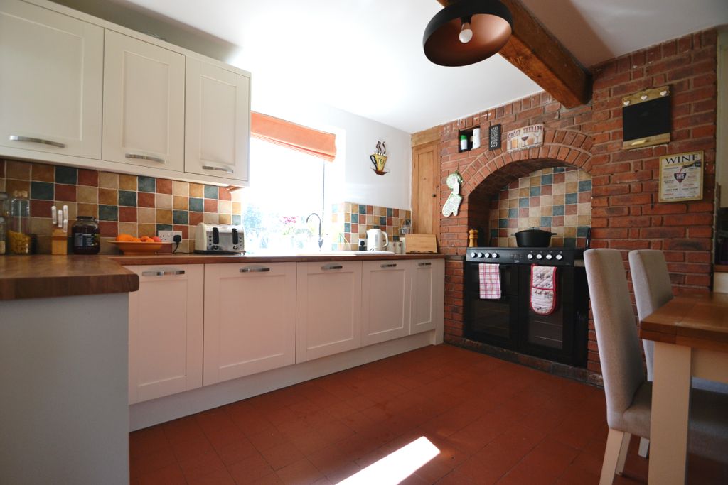 Property photo 3 of 11 Kitchen