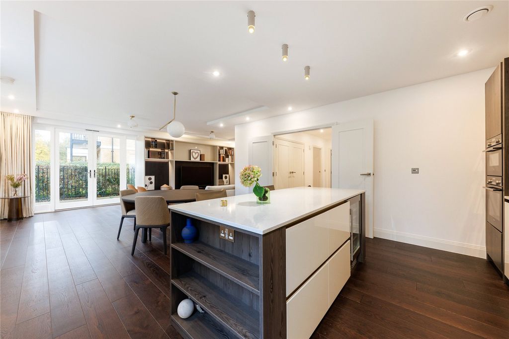 Property photo 3 of 10 Kitchen/Dining