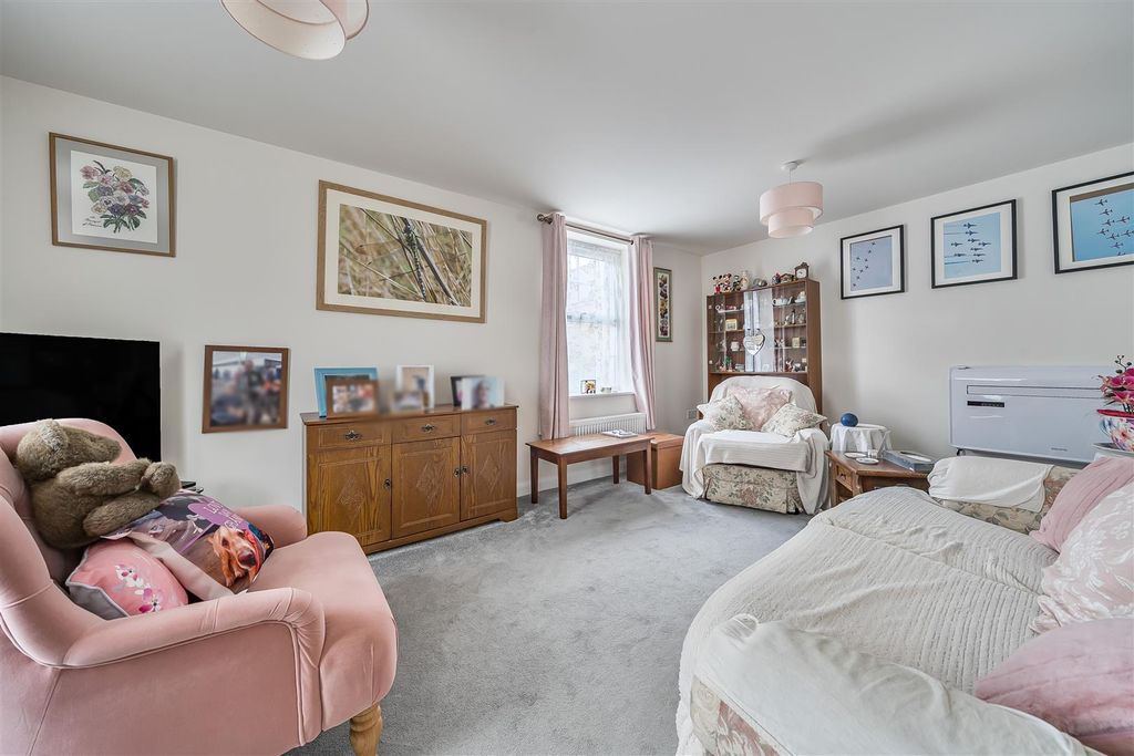 Property photo 3 of 18 1357176-18-68E7De956E875.Jpg