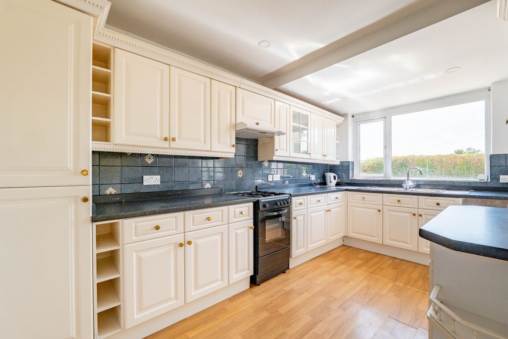 Property photo 3 of 9 Kitchen