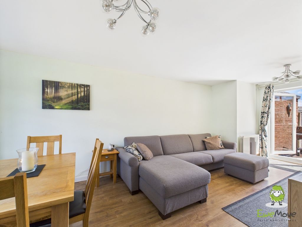 Property photo 3 of 14 Ewemove Estate Agents Basingstoke - Paddock Road